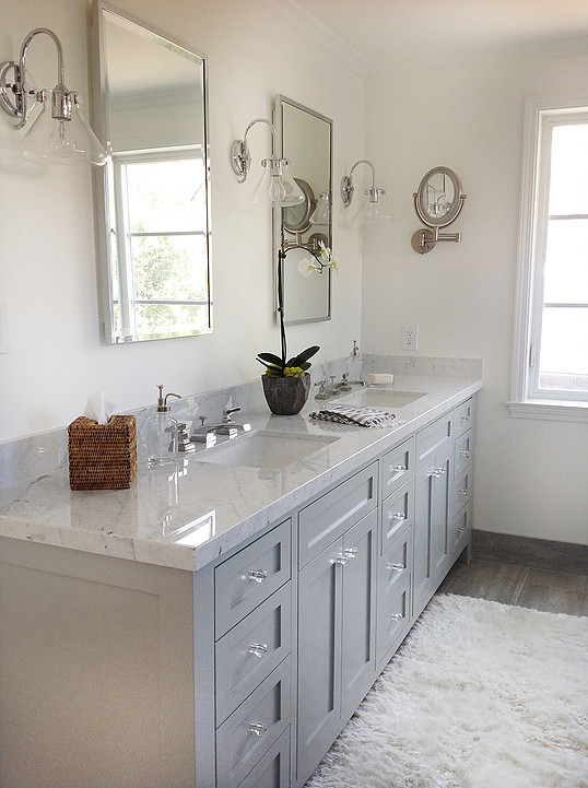 Exempel på ett stort rustikt en-suite badrum, med skåp i shakerstil, grå skåp, en öppen dusch, en bidé, vit kakel, stenkakel, vita väggar, klinkergolv i porslin, ett undermonterad handfat och marmorbänkskiva