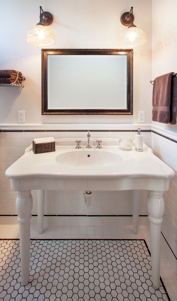 Foto di una stanza da bagno con doccia vittoriana di medie dimensioni con piastrelle bianche, piastrelle in ceramica, pareti bianche, pavimento con piastrelle in ceramica e lavabo sospeso