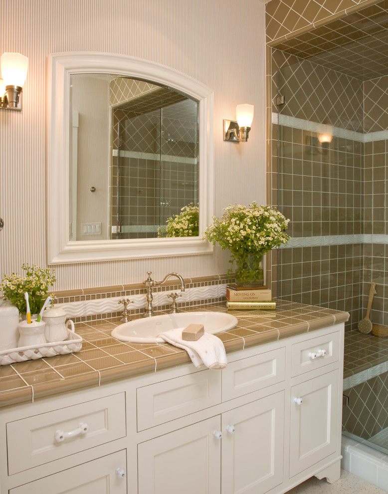 Стильный дизайн: ванная комната в морском стиле с накладной раковиной и столешницей из плитки - последний тренд