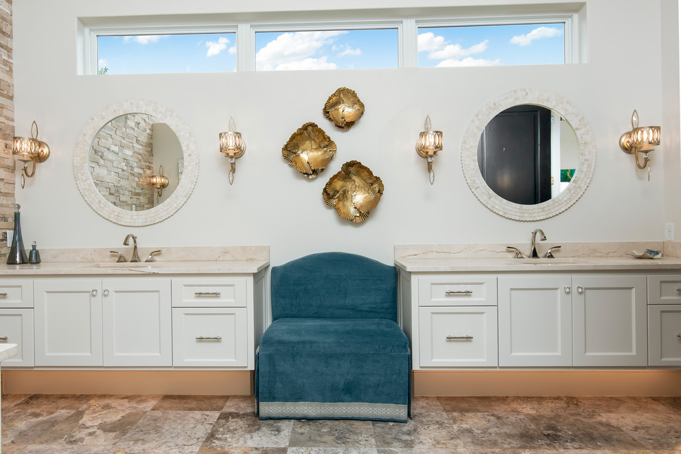 Ispirazione per una stanza da bagno padronale mediterranea con ante in stile shaker, ante bianche, pareti bianche, lavabo sottopiano, pavimento multicolore, top beige e due lavabi
