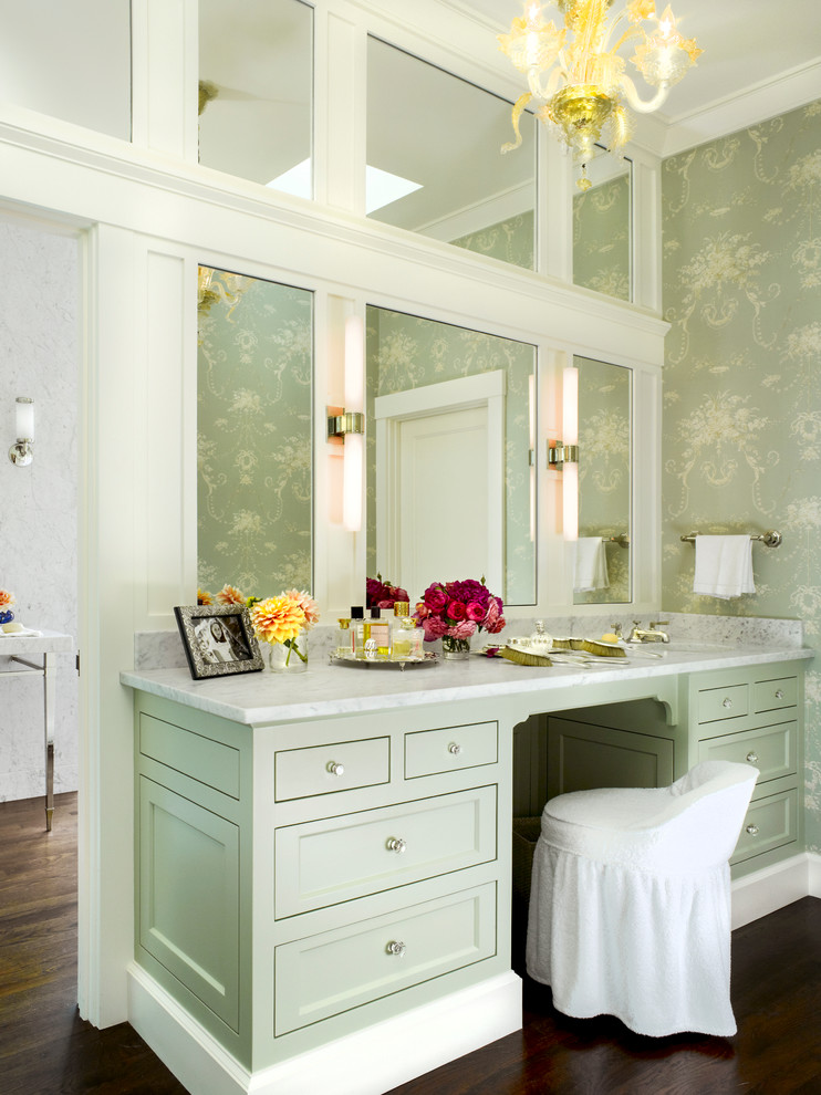 Идея дизайна: главная ванная комната среднего размера в классическом стиле с врезной раковиной, зелеными фасадами, мраморной столешницей, белой плиткой, зелеными стенами, темным паркетным полом и фасадами в стиле шейкер