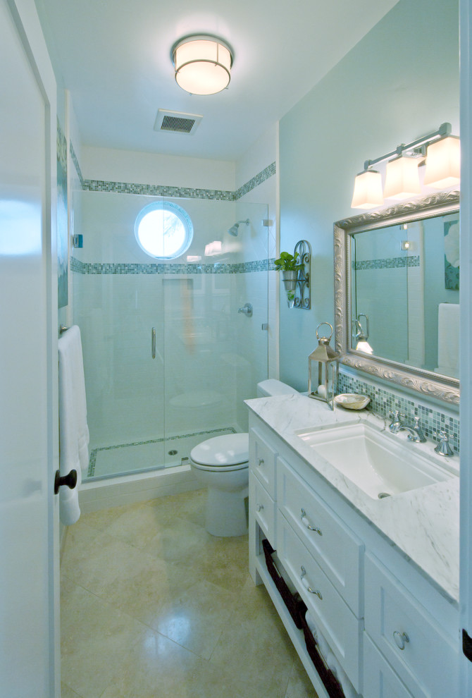 Inspiration för små klassiska badrum med dusch, med marmorbänkskiva, vit kakel, keramikplattor, vita skåp, flerfärgade väggar, skåp i shakerstil, en dusch i en alkov, travertin golv, ett undermonterad handfat, beiget golv och dusch med gångjärnsdörr