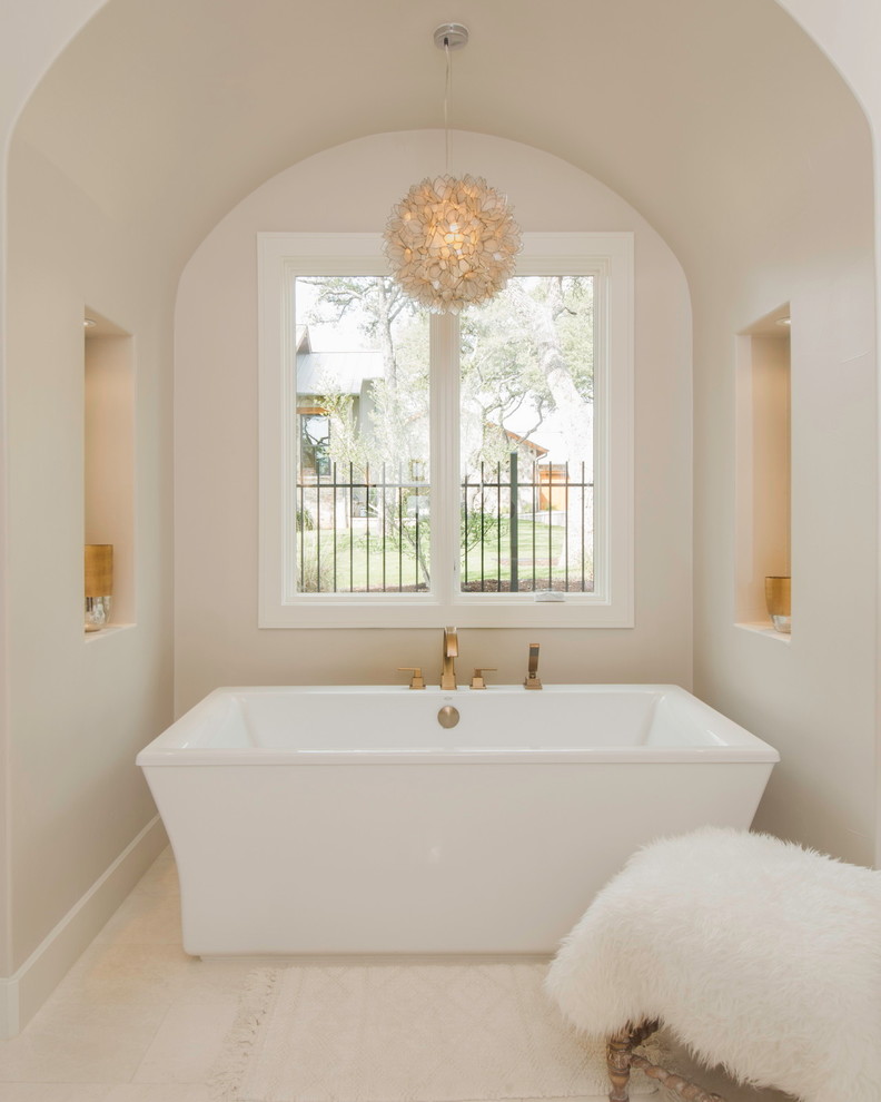 Идея дизайна: ванная комната в стиле неоклассика (современная классика) с отдельно стоящей ванной и бежевыми стенами