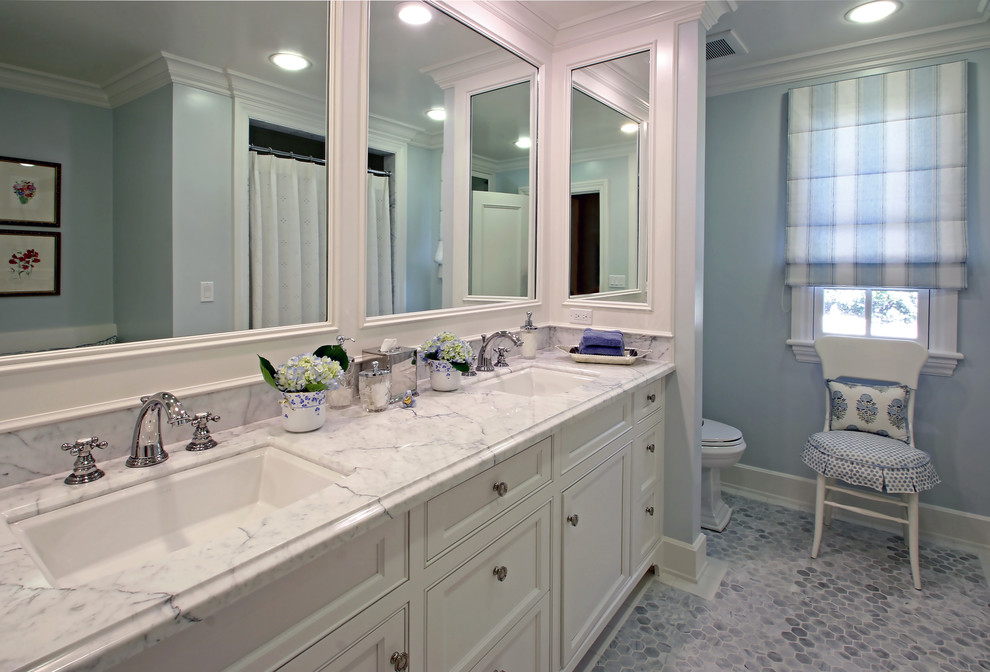 Inspiration för mellanstora klassiska en-suite badrum, med luckor med infälld panel, vita skåp, en dusch i en alkov, grå kakel, vit kakel, stenhäll, blå väggar, klinkergolv i keramik, ett undermonterad handfat, marmorbänkskiva, grått golv och dusch med duschdraperi