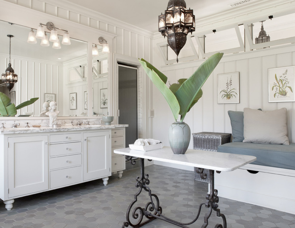 Idéer för ett stort medelhavsstil en-suite badrum, med vita skåp, vita väggar, grått golv, ett undermonterad handfat, marmorbänkskiva och skåp i shakerstil