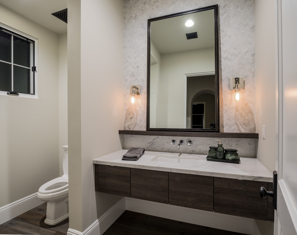 フェニックスにあるトランジショナルスタイルのおしゃれな浴室 (フラットパネル扉のキャビネット、濃色木目調キャビネット、ベージュの壁、濃色無垢フローリング、アンダーカウンター洗面器) の写真