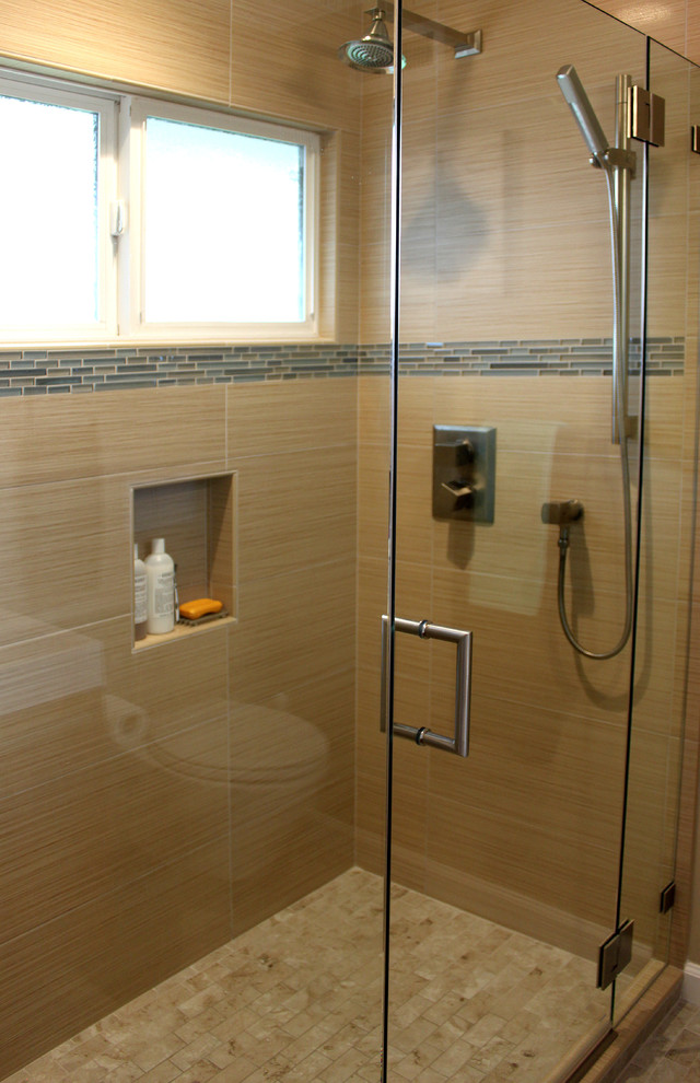 Réalisation d'une douche en alcôve minimaliste avec un carrelage beige, des carreaux de porcelaine, un mur beige, un sol beige et une cabine de douche à porte battante.