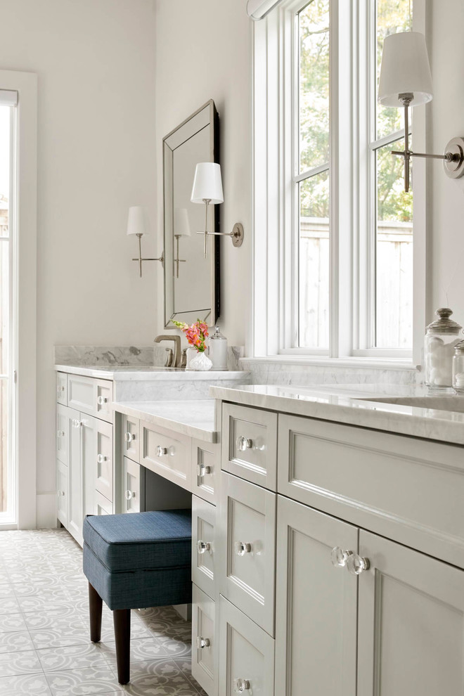 На фото: главная ванная комната в стиле кантри с фасадами с утопленной филенкой, белыми фасадами, белыми стенами, разноцветным полом и зеркалом с подсветкой