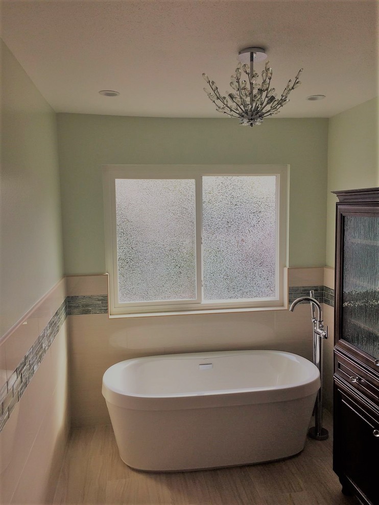 Пример оригинального дизайна: ванная комната в современном стиле с керамогранитной плиткой, полом из керамогранита и душем с распашными дверями