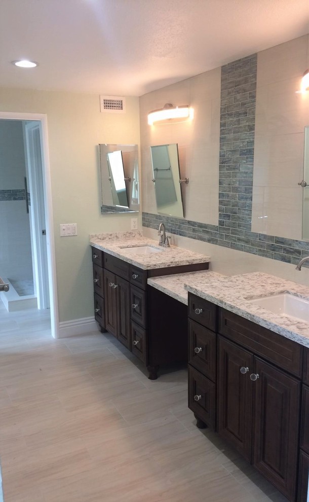 Immagine di una stanza da bagno minimal con piastrelle in gres porcellanato, pavimento in gres porcellanato e porta doccia a battente