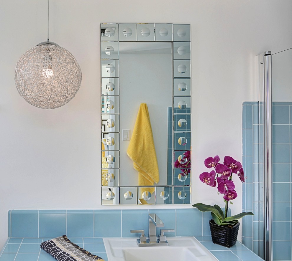 Пример оригинального дизайна: главная ванная комната среднего размера в стиле ретро с плоскими фасадами, серыми фасадами, ванной в нише, угловым душем, синей плиткой, керамогранитной плиткой, белыми стенами, бетонным полом, подвесной раковиной и столешницей из плитки