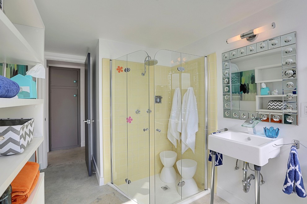 Ejemplo de cuarto de baño infantil vintage de tamaño medio con ducha esquinera, baldosas y/o azulejos blancos, paredes blancas, suelo de cemento y lavabo suspendido