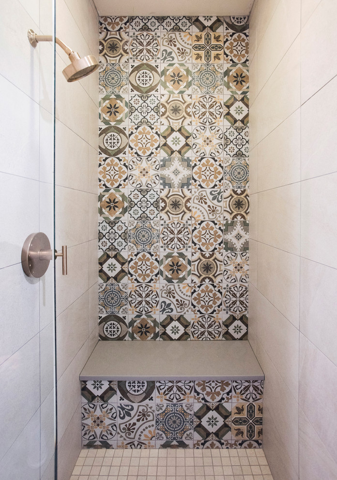 Inspiration för ett mellanstort amerikanskt vit vitt badrum med dusch, med släta luckor, grå skåp, klinkergolv i porslin, bänkskiva i kvarts och grått golv