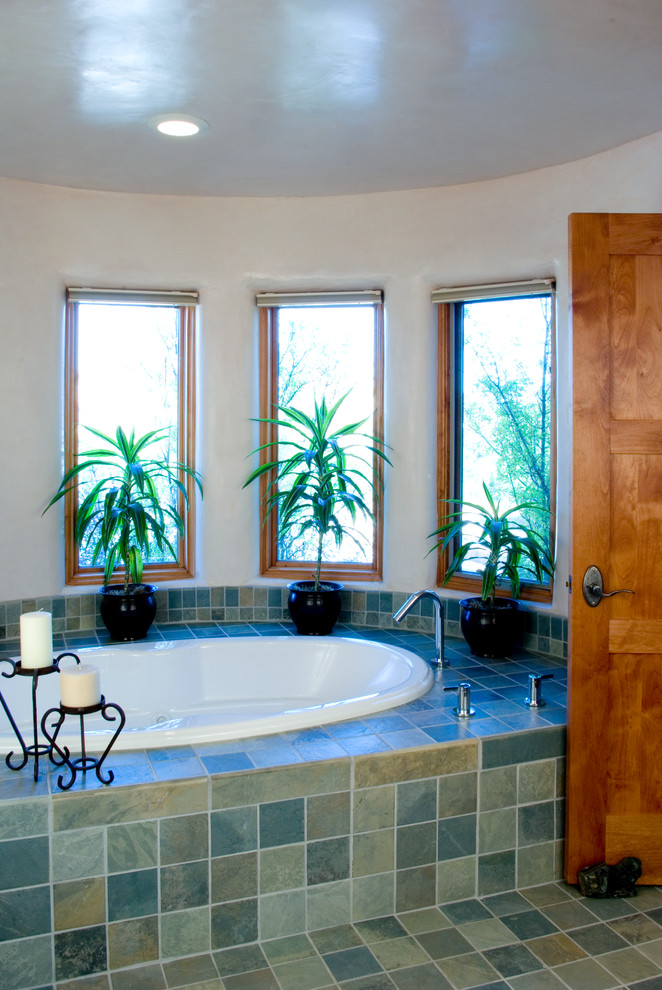Mittelgroßes Mediterranes Badezimmer En Suite mit Granit-Waschbecken/Waschtisch, Einbaubadewanne, farbigen Fliesen, Steinfliesen, weißer Wandfarbe und Schieferboden in Albuquerque