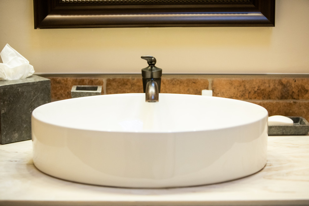 Cette image montre une petite salle d'eau traditionnelle en bois brun avec un placard à porte shaker, une baignoire en alcôve, un combiné douche/baignoire, WC à poser, un carrelage beige, un sol en carrelage imitation parquet, un lavabo de ferme, un plan de toilette en surface solide, un sol multicolore, une cabine de douche à porte coulissante, un plan de toilette blanc, meuble simple vasque, meuble-lavabo encastré et poutres apparentes.