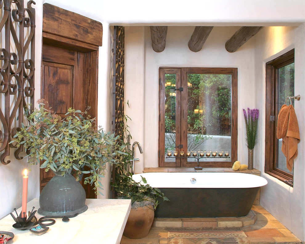 Modelo de cuarto de baño clásico con bañera exenta y baldosas y/o azulejos de terracota