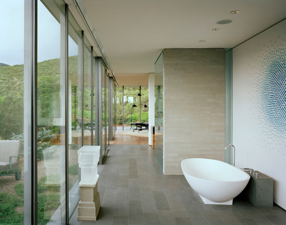 Ejemplo de cuarto de baño principal minimalista grande con bañera japonesa, paredes blancas, suelo de baldosas de porcelana y suelo multicolor