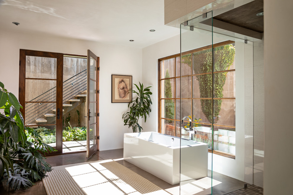 Inspiration för stora moderna en-suite badrum, med ett fristående badkar, vita väggar, betonggolv, grått golv och en hörndusch