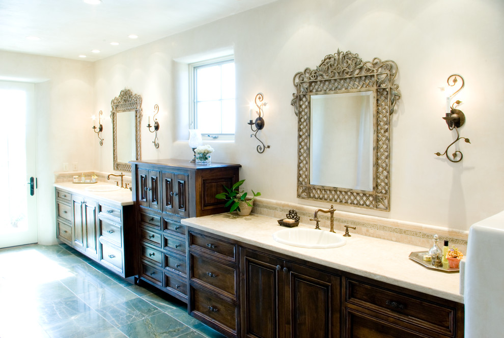 Exempel på ett stort amerikanskt en-suite badrum, med luckor med infälld panel, skåp i mörkt trä, vita väggar, marmorgolv, ett nedsänkt handfat och bänkskiva i kvarts