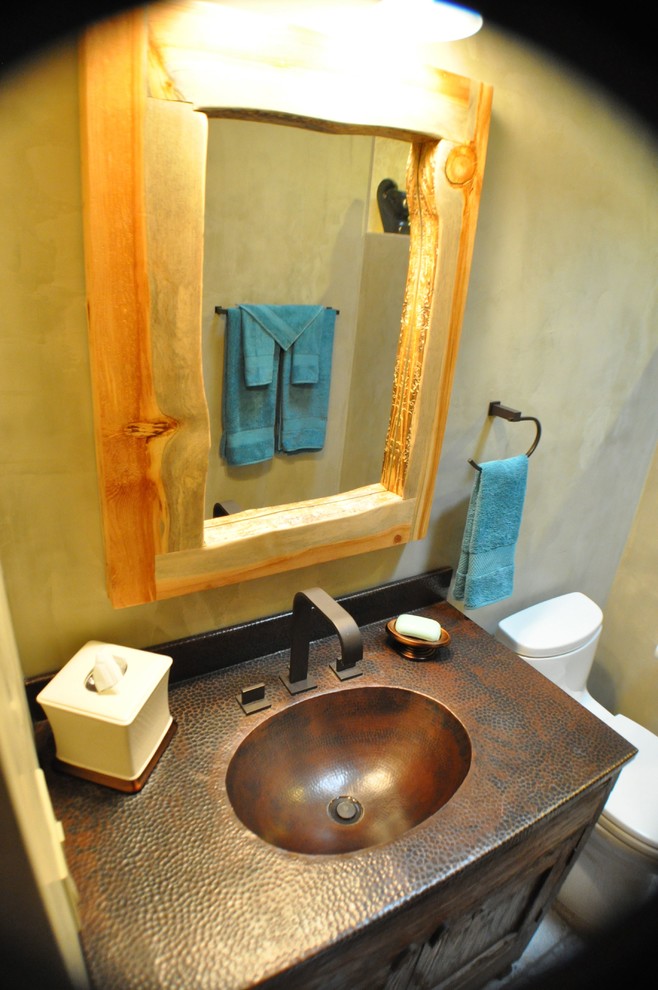 Idéer för ett rustikt badrum, med en toalettstol med separat cisternkåpa, svart kakel, blå kakel, grå kakel, stenkakel, svarta väggar, cementgolv och ett integrerad handfat