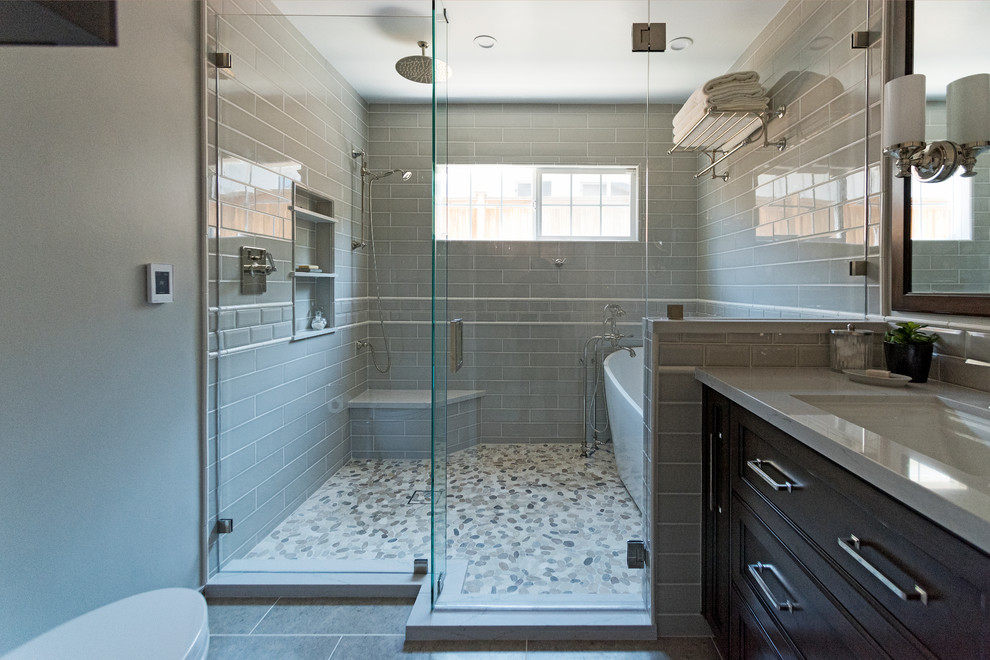 Inredning av ett klassiskt badrum, med våtrum, grå kakel, keramikplattor, grått golv och dusch med gångjärnsdörr