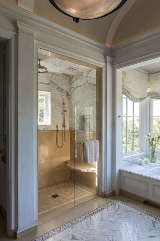 Idéer för ett mycket stort medelhavsstil en-suite badrum, med ett badkar i en alkov och en dusch i en alkov