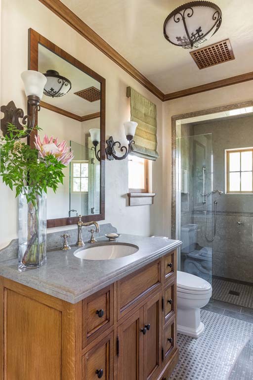 Exemple d'une très grande salle de bain principale méditerranéenne en bois brun avec un lavabo encastré, un placard avec porte à panneau encastré, une douche à l'italienne, WC à poser, un carrelage gris et un mur beige.