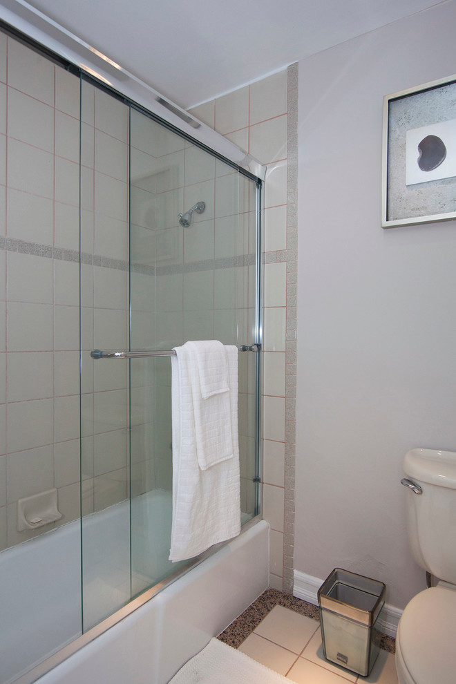 Foto på ett mellanstort vintage badrum med dusch, med ett badkar i en alkov, en dusch i en alkov, en toalettstol med separat cisternkåpa, beige kakel, keramikplattor, vita väggar och klinkergolv i keramik