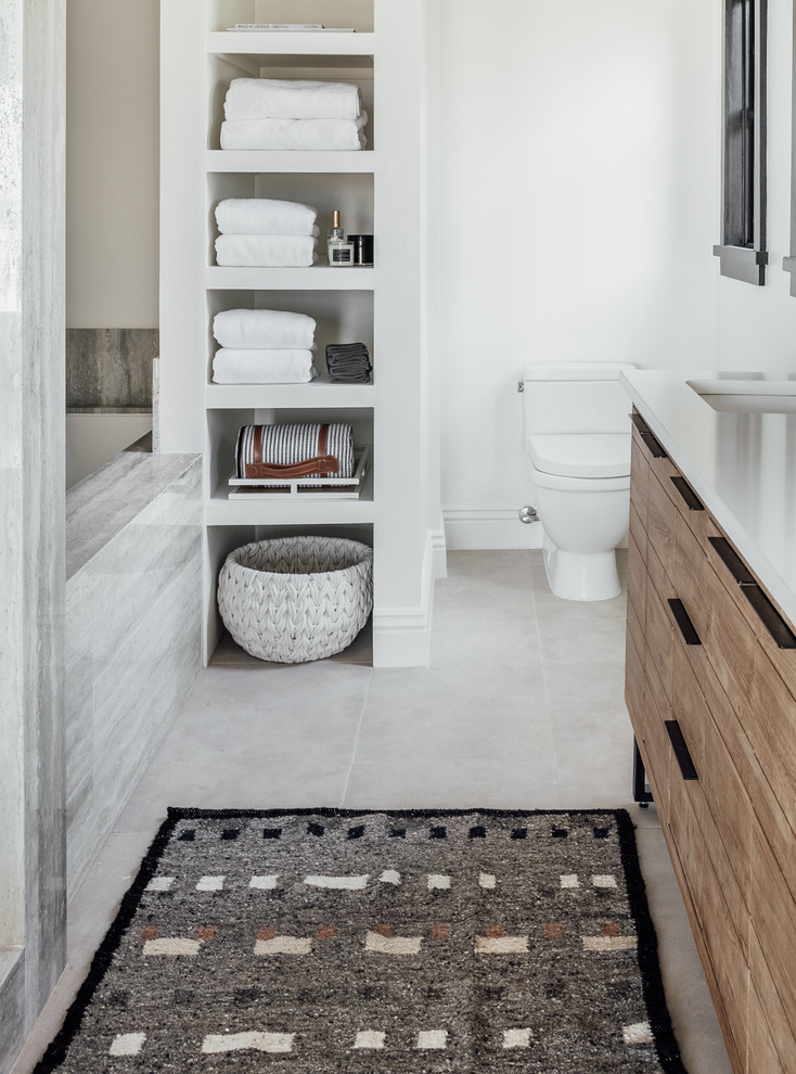 На фото: ванная комната среднего размера в морском стиле с угловым душем, плиткой из травертина и душем с распашными дверями