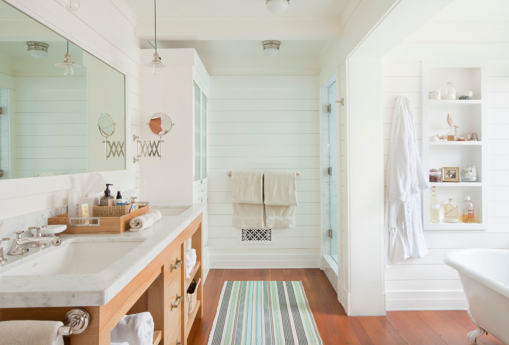 Стильный дизайн: ванная комната в морском стиле с ванной на ножках и врезной раковиной - последний тренд