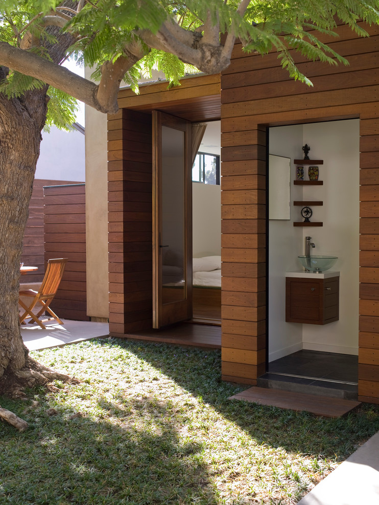 Inspiration för små moderna badrum med dusch, med ett fristående handfat, släta luckor, skåp i mellenmörkt trä, vita väggar och bänkskiva i kvartsit