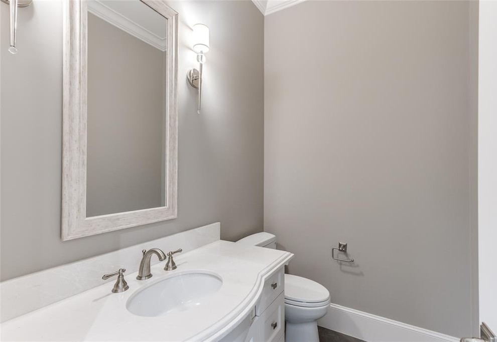 Imagen de cuarto de baño clásico pequeño con armarios con paneles empotrados, puertas de armario blancas, sanitario de dos piezas, paredes grises, aseo y ducha, lavabo bajoencimera, encimera de cuarcita y encimeras blancas