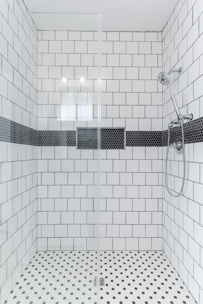 Modern inredning av ett litet grå grått badrum, med skåp i shakerstil, vita skåp, en öppen dusch, en toalettstol med hel cisternkåpa, svart och vit kakel, porslinskakel, vita väggar, mosaikgolv, ett undermonterad handfat, marmorbänkskiva, vitt golv och med dusch som är öppen