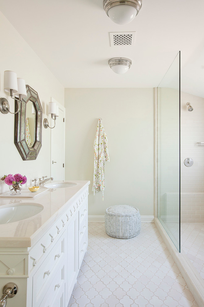 Idéer för stora medelhavsstil en-suite badrum, med ett undermonterad handfat, luckor med infälld panel, vita skåp, en öppen dusch, grå kakel, beige väggar, klinkergolv i keramik, marmorbänkskiva och med dusch som är öppen