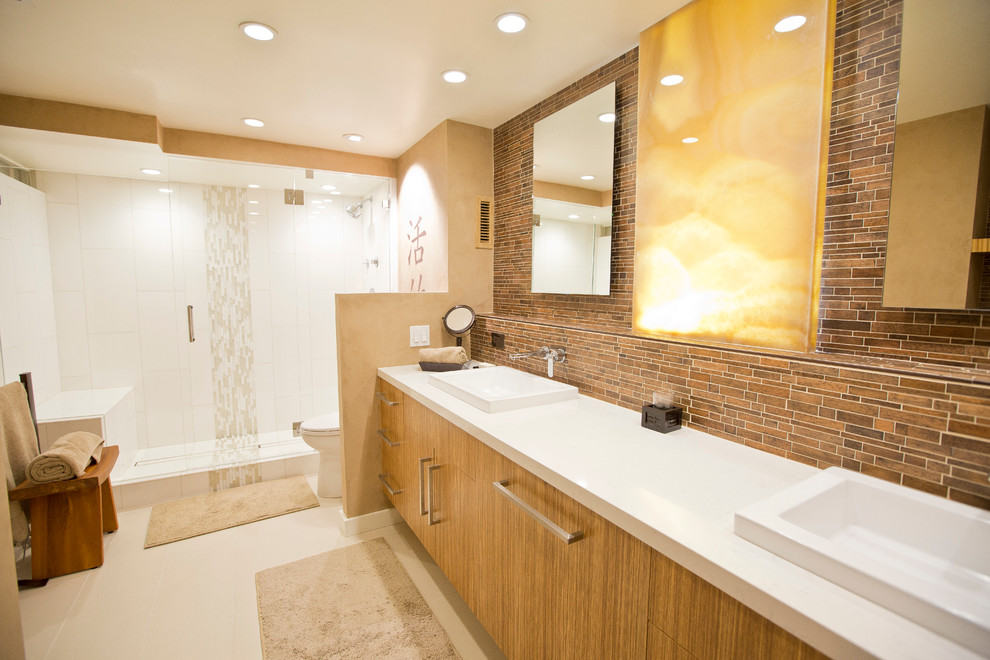 Inspiration för ett funkis badrum, med släta luckor, skåp i mellenmörkt trä, marmorbänkskiva, flerfärgad kakel och tunnelbanekakel
