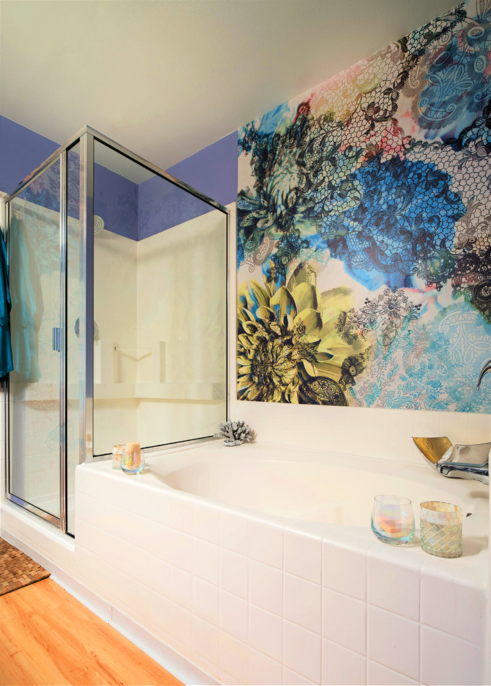 Пример оригинального дизайна: большая главная ванная комната в стиле неоклассика (современная классика) с ванной в нише, угловым душем, белой плиткой, керамогранитной плиткой, фиолетовыми стенами, паркетным полом среднего тона, коричневым полом и душем с распашными дверями