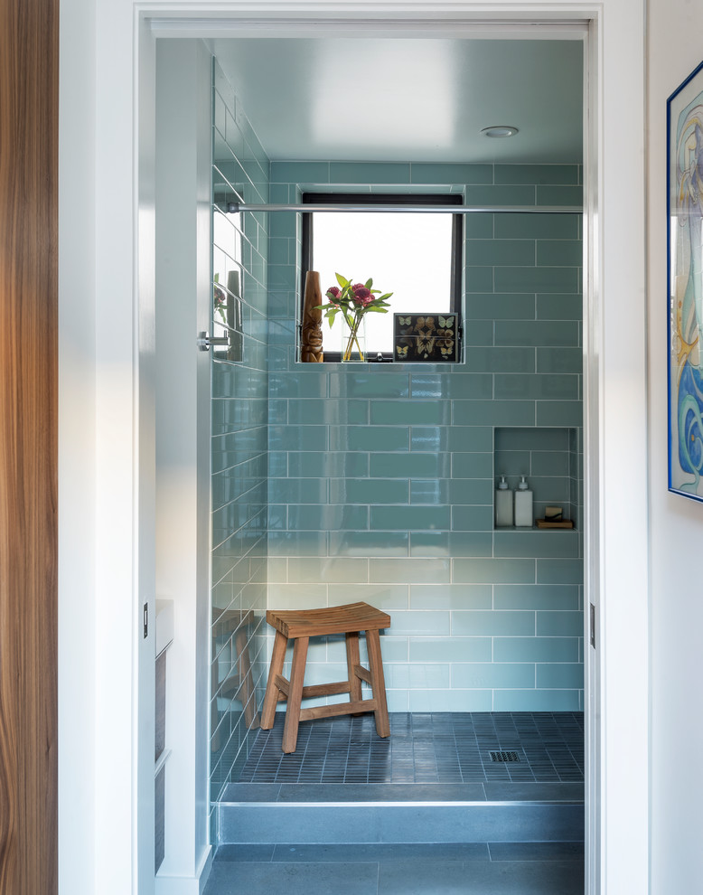 Свежая идея для дизайна: ванная комната в морском стиле с открытым душем, синей плиткой, керамической плиткой, синими стенами, полом из керамической плитки, синим полом и открытым душем - отличное фото интерьера