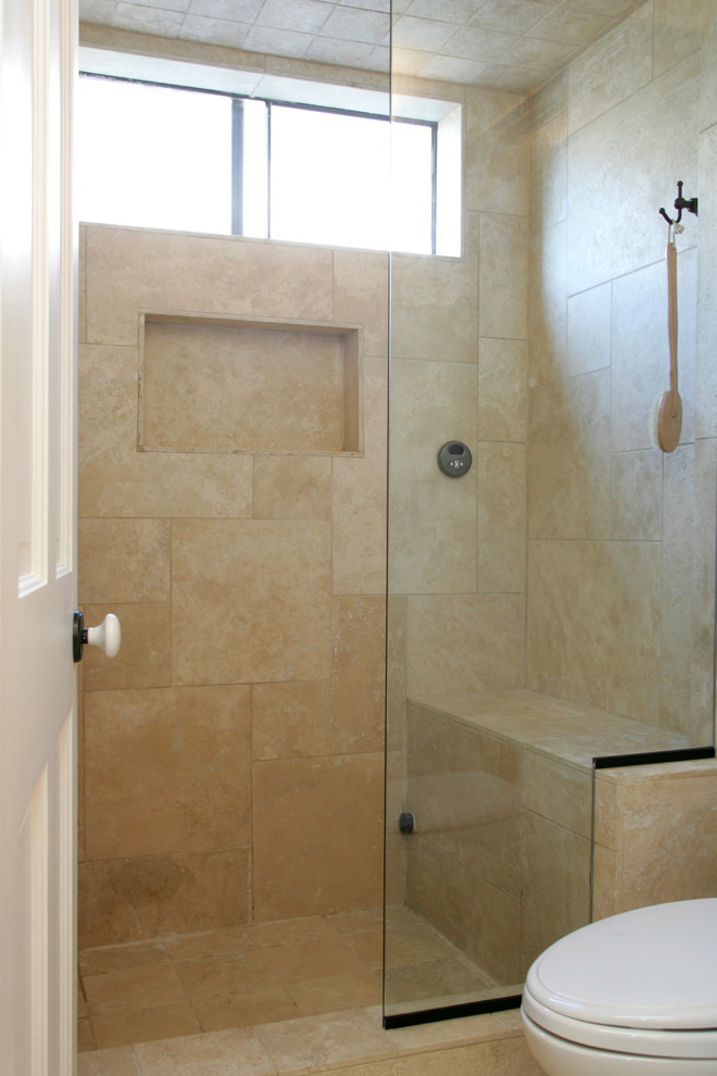 Idéer för att renovera ett mellanstort funkis en-suite badrum, med skåp i shakerstil, skåp i mörkt trä, en dubbeldusch, en toalettstol med separat cisternkåpa, beige kakel, travertinkakel, beige väggar, travertin golv, ett undermonterad handfat, granitbänkskiva, beiget golv och dusch med gångjärnsdörr