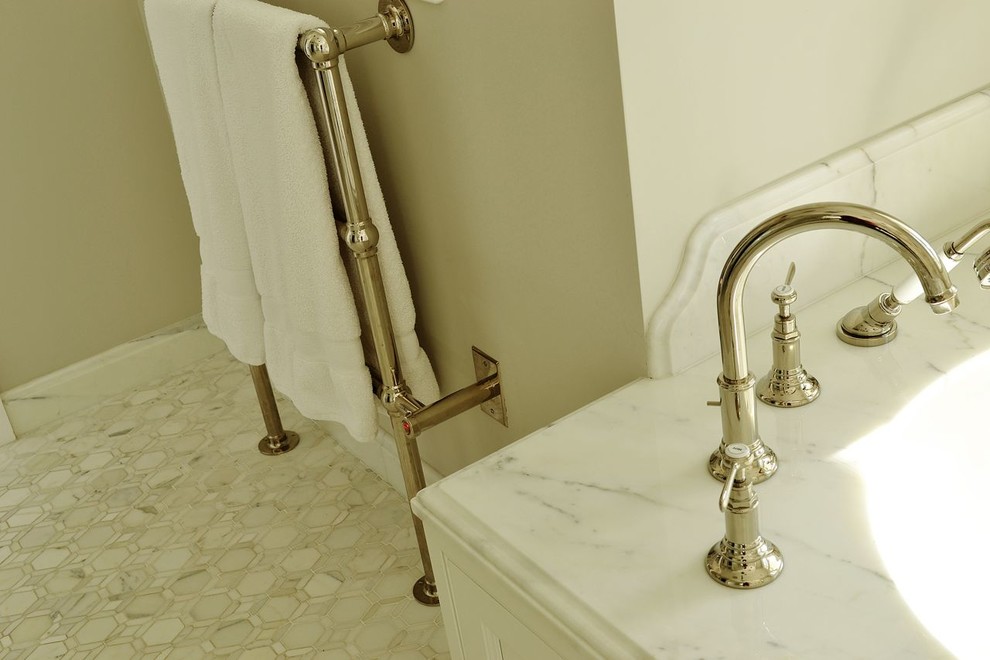 Inredning av ett modernt stort en-suite badrum, med vita skåp, marmorbänkskiva, vit kakel, keramikplattor och vita väggar