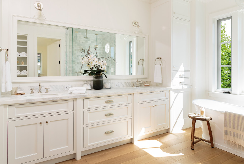 Example of a beach style bathroom design in Los Angeles