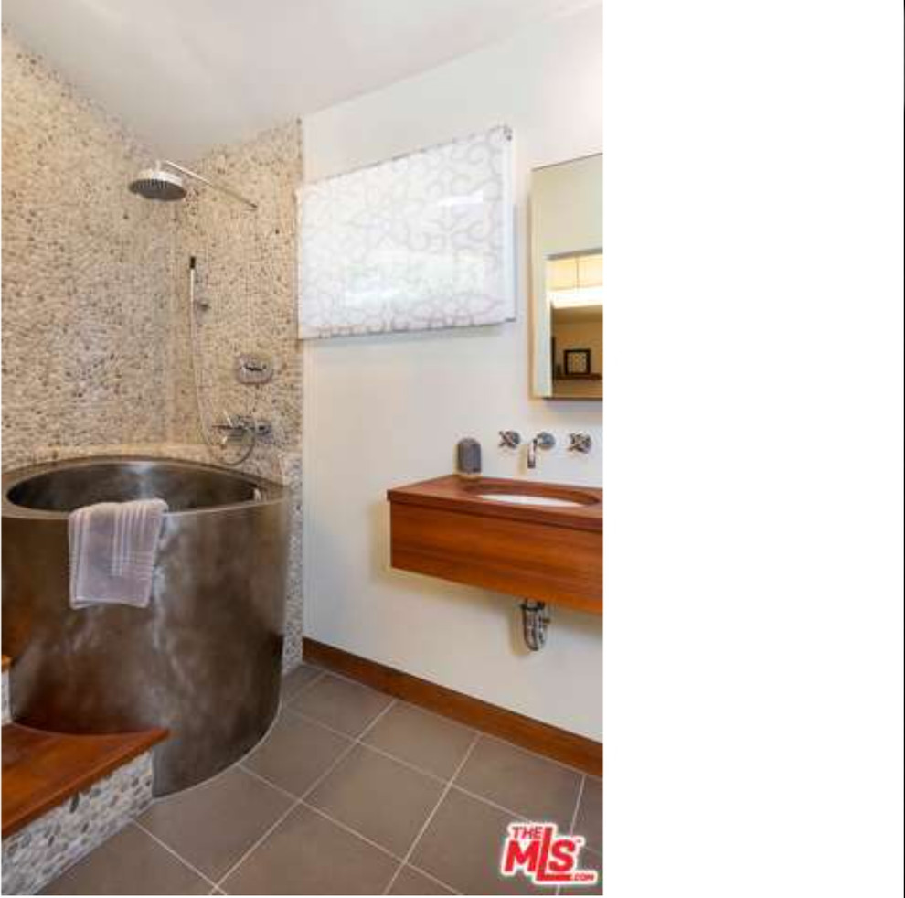 Exemple d'une petite salle d'eau tendance en bois foncé avec un lavabo encastré, un placard à porte plane, un plan de toilette en bois, un bain japonais, une douche ouverte, WC à poser, un carrelage gris, des carreaux de porcelaine, un mur beige et un sol en carrelage de porcelaine.
