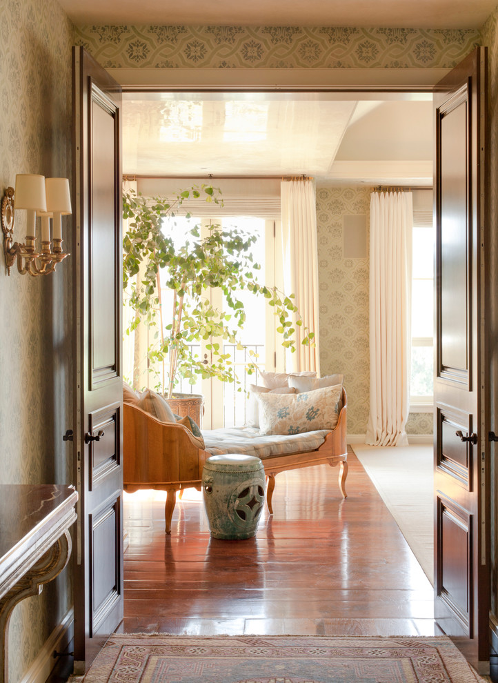 Inspiration för ett stort medelhavsstil en-suite badrum, med luckor med infälld panel, skåp i mellenmörkt trä, mosaik, gula väggar, ett undermonterad handfat och granitbänkskiva