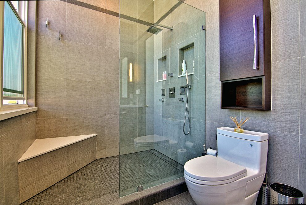 ロサンゼルスにあるコンテンポラリースタイルのおしゃれな浴室 (グレーのタイル) の写真