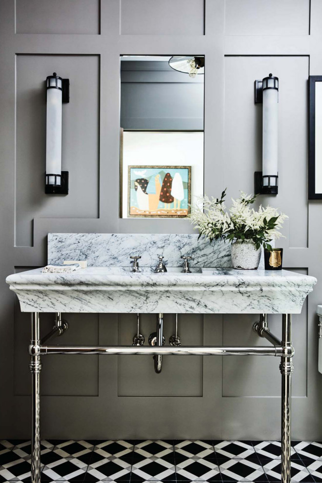 Пример оригинального дизайна: ванная комната в стиле неоклассика (современная классика) с серыми стенами, врезной раковиной, черным полом, белой столешницей, тумбой под одну раковину и панелями на части стены