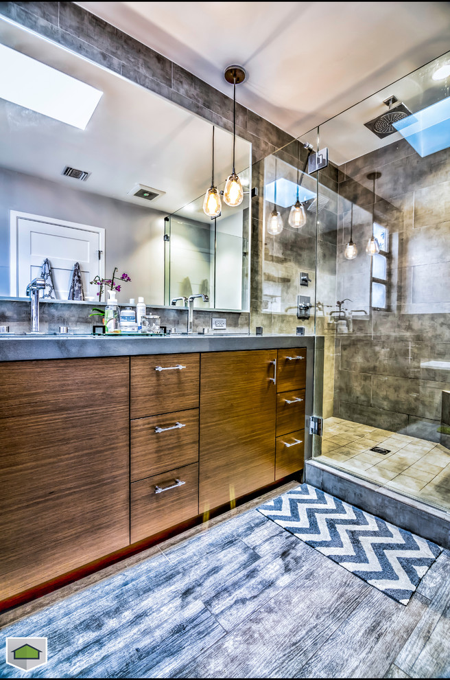 Foto på ett mellanstort funkis en-suite badrum, med släta luckor, skåp i mörkt trä, en hörndusch, beige kakel, keramikplattor och grå väggar