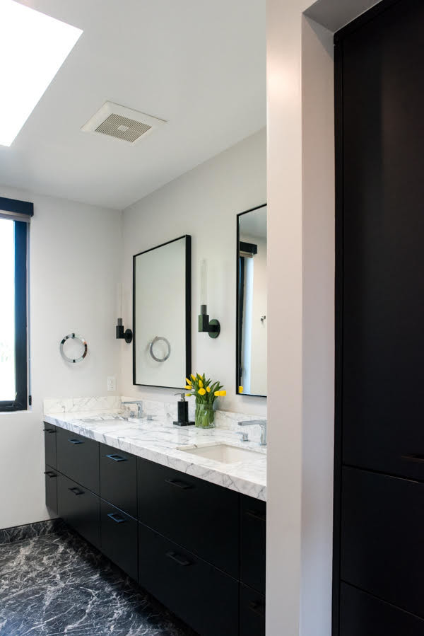 Inspiration för mellanstora moderna vitt en-suite badrum, med släta luckor, svarta skåp, vita väggar, marmorgolv, ett undermonterad handfat, marmorbänkskiva och grått golv
