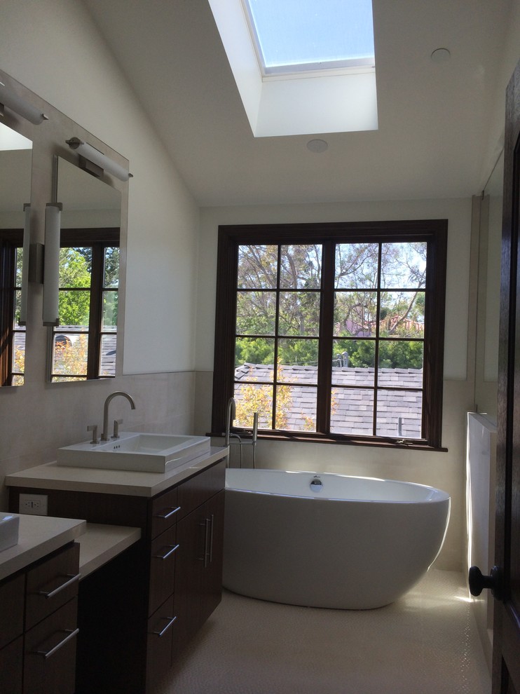 Modernes Badezimmer En Suite mit flächenbündigen Schrankfronten, dunklen Holzschränken, Quarzit-Waschtisch, beigen Fliesen, Porzellanfliesen, weißer Wandfarbe und Porzellan-Bodenfliesen in Los Angeles