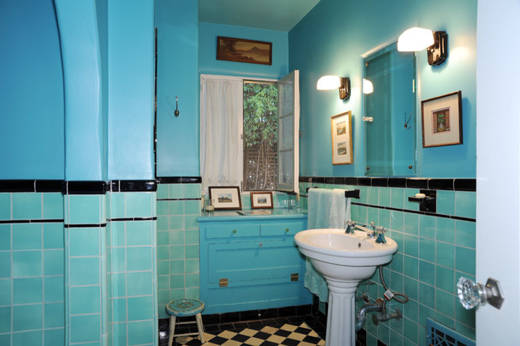 Kleines Klassisches Badezimmer En Suite mit Eckbadewanne und grünen Fliesen in Los Angeles
