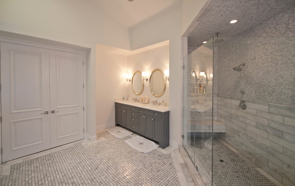 Inredning av ett klassiskt mellanstort en-suite badrum, med skåp i shakerstil, grå skåp, ett fristående badkar, en hörndusch, vit kakel, marmorkakel, vita väggar, marmorgolv, ett undermonterad handfat och bänkskiva i akrylsten