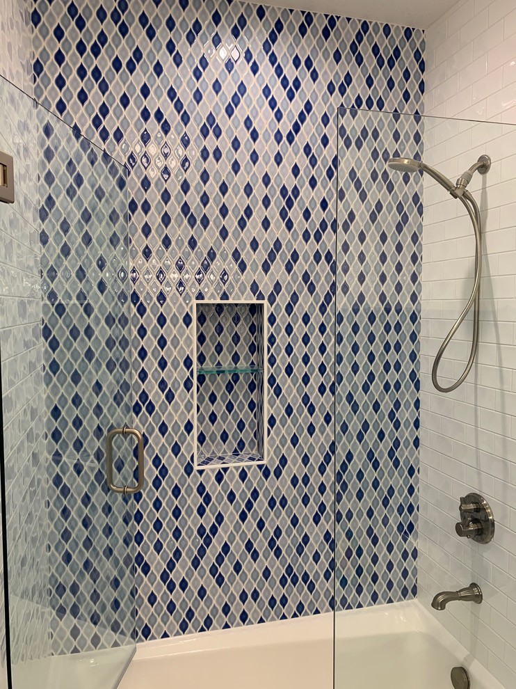 Идея дизайна: ванная комната в современном стиле с накладной ванной, душем над ванной, керамогранитной плиткой и душем с распашными дверями